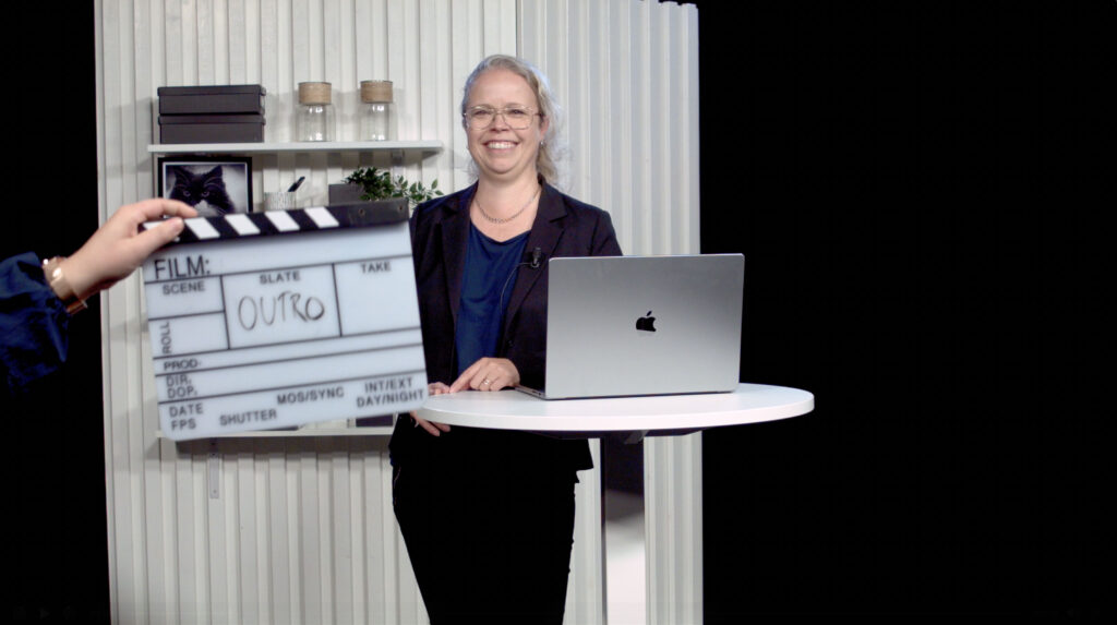 Emma Busk Winquist i Moderskeppets inspelningsstudio. En filmklappa hålls upp framför kameran